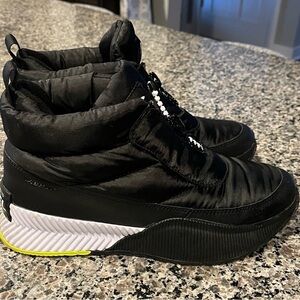 Sorel Out N About III Puffy Zip Boots Black/White